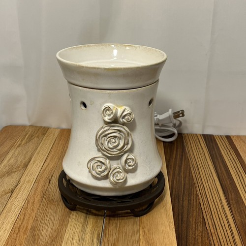 Calentador de cera tamaño completo Scentsy modelo de novia DSW puente y pedestal de metal soporte rosas - Imagen 12 de 12