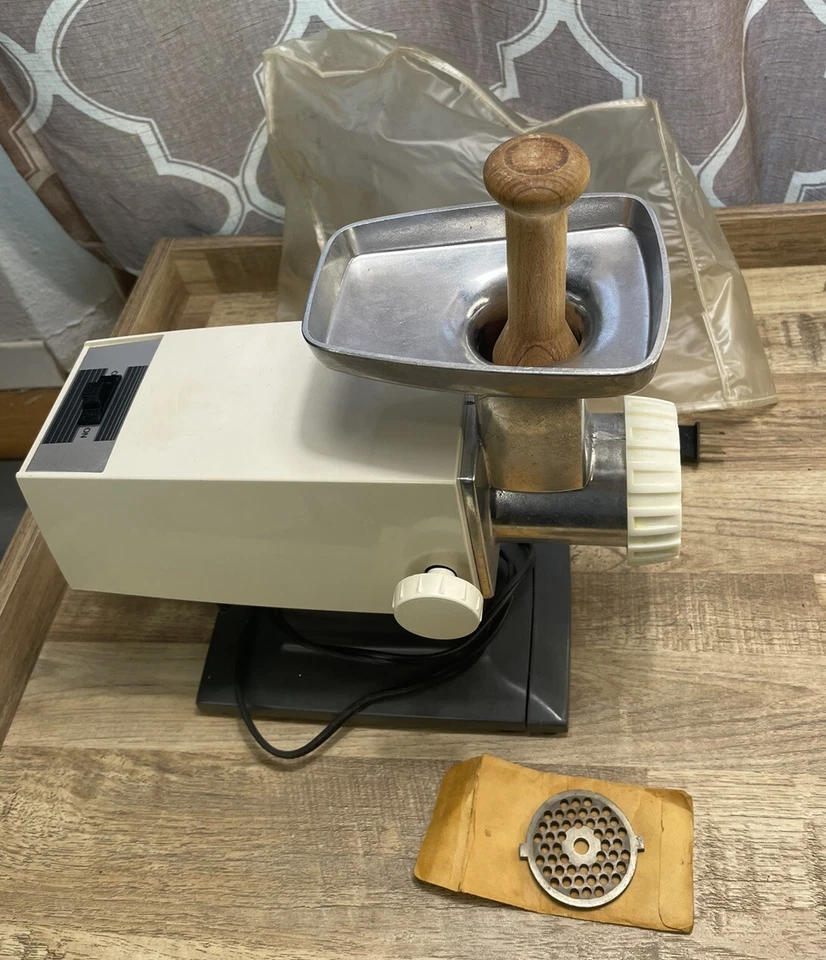 Molinillo de carne eléctrico de 120 voltios Rival Grind-O-Matic modelo 2100M/3 de colección funcionando Foto 3 de 4