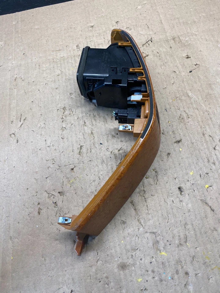 Левый внутренний боковой вентиляционный ободок для Lexus GX470 2003–2007 годов выпуска R8981 DG - Изображение 2 из 4