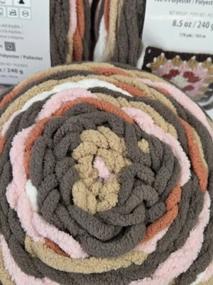Lot of 3 Cakes Bernat Blanket Granny Yarn "Choco Berry" Weight Super Bulky 6 - Photo 1/4