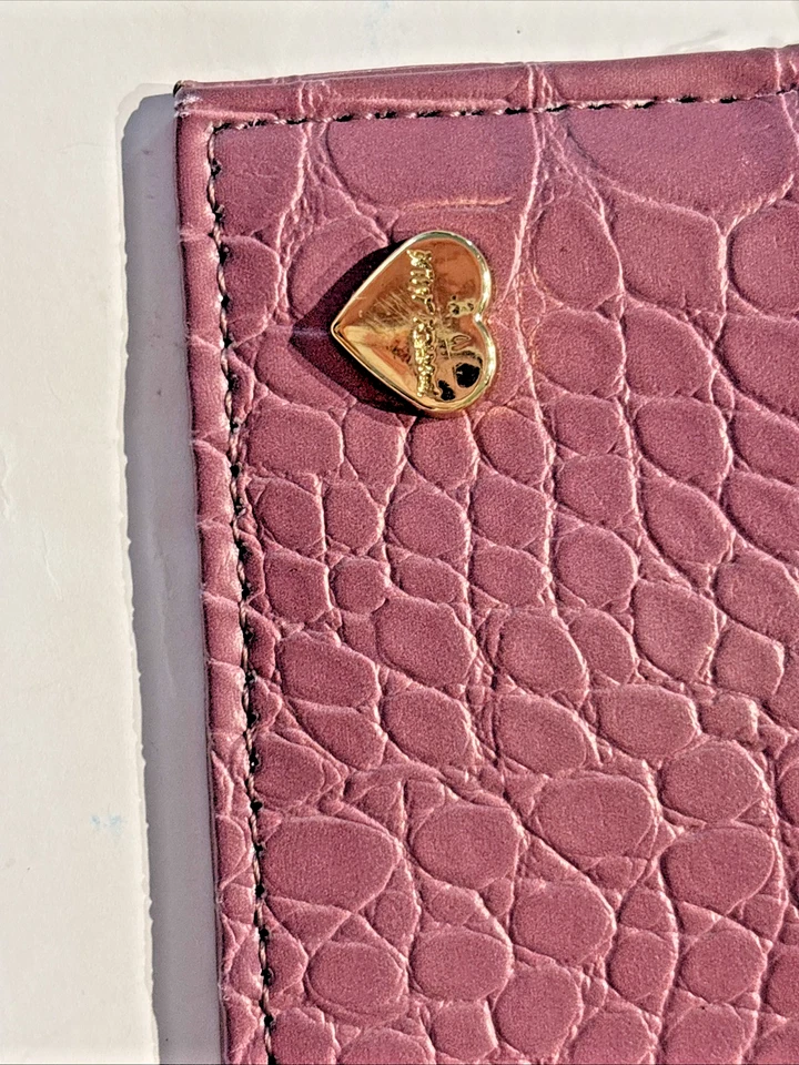 Бумажник/брелок Betsey Johnson розовато-фиолетовый и золотой с крокодиловым принтом держатель для карт - Изображение 3 из 4