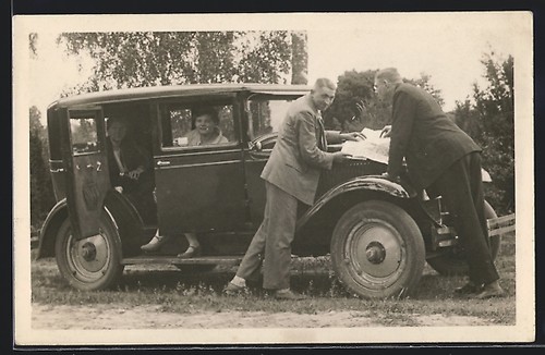 Foto-AK Auto Chevrolet 1927, Männer schlagen die Karte auf der Motorhaube auf