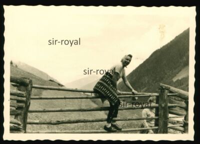 Stubai Valley 1960 - near Ranalt woman fence electric fence wooden fence headscarf - photo 10x7cm