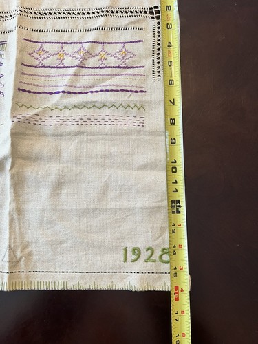 1928 Embroidery Cutwork Sampler- Unfinished with Original Hoop Still On Fabric - Picture 6 of 7