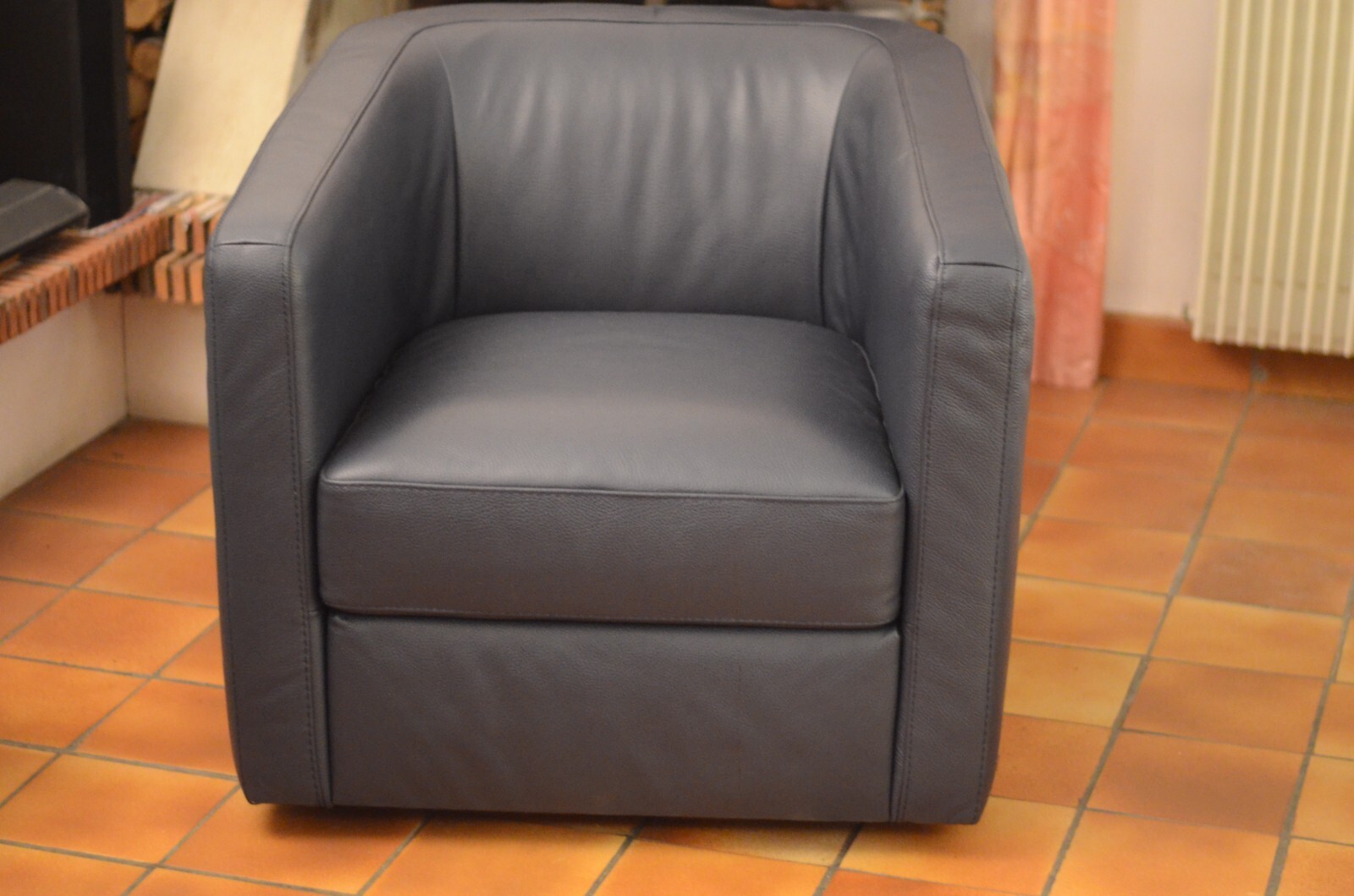 Fauteuil salon Poltronesofa neuf cuir authentique bleu nuit pour partager des moments cocooning