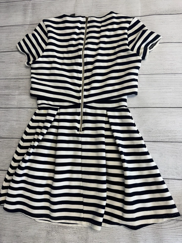 Vestido Forever 21 para mujer pequeño náutico a rayas tejido acanalado aspecto de dos piezas plisado Foto 3 de 4