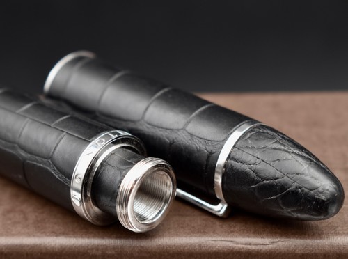 LOUIS VUITTON Cargo Black Alligator Leather Rollerball Pen (RB) - Foto 14 di 21