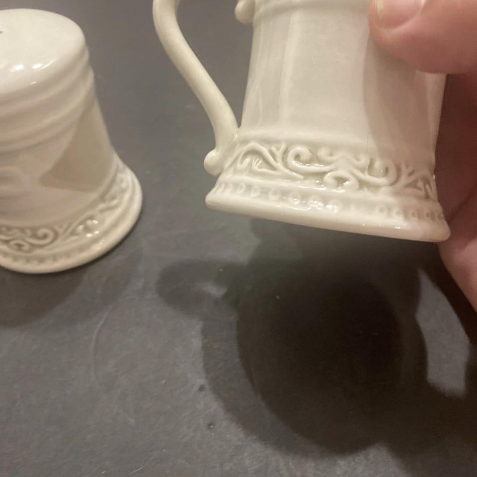 Valencia Vintage Salt & Pepper Shaker Cottagecore MF - Image 2 of 4