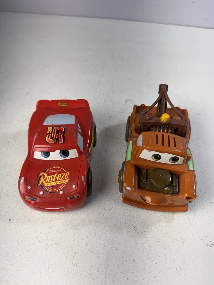 Disney Pixar Cars Shake N Go Lightning McQueen Tow Mater Bundle 2005 Foto 2 de 4