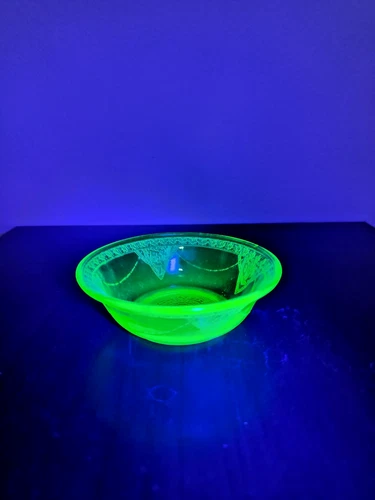 Vintage Uranium Glass Berry Bowl – Green Depression Glass – Etched Pattern