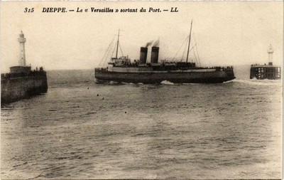 CPA Paquebot LE VERSAILLES sortant du port SCHIFFE (703955)