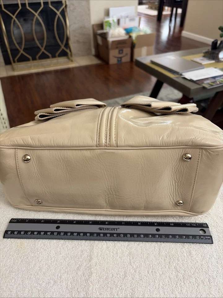 Bolso de mano YSL Bow auténtico usado con charol Foto 4 de 4