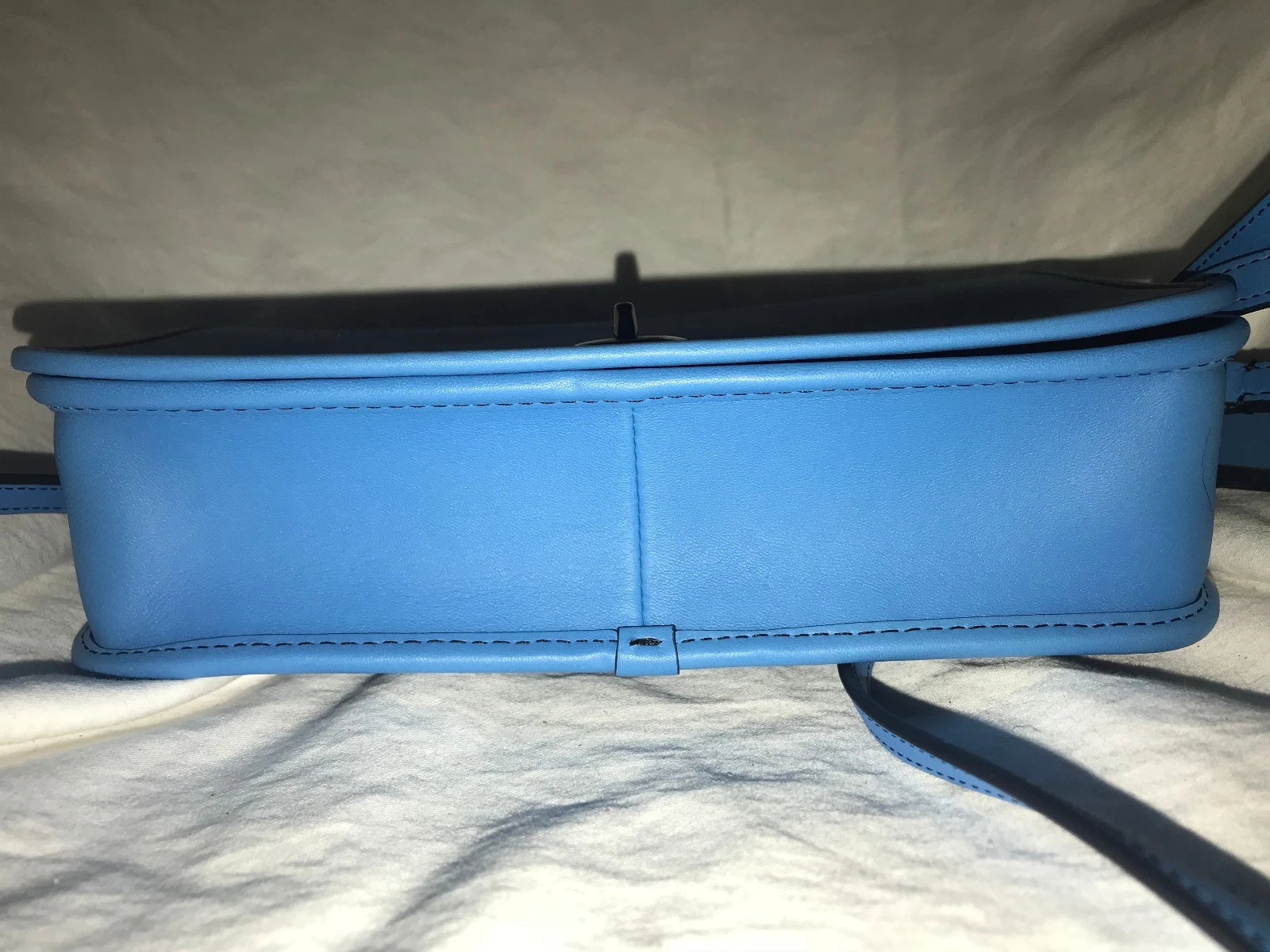 Tracolla Coach Turnlock nuova con etichetta in pelle conciata a guanto 38019