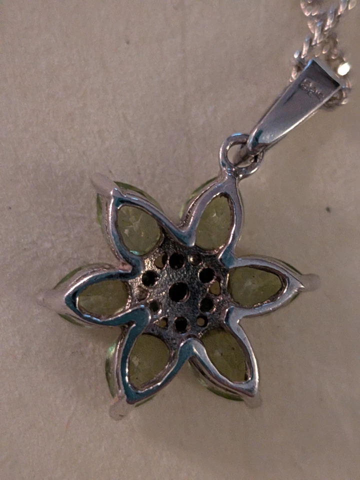 925 Silver Chain With Cluster Pendant Of Peridot Gemstones - Image 3 of 4