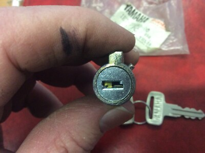 やまは ブレンデッドウイスキー山桜 黒ラベル48° 箱入り 700ml