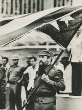 A17 A1783 – Fidel Castro Holding Cuban Flag, Mexico City
