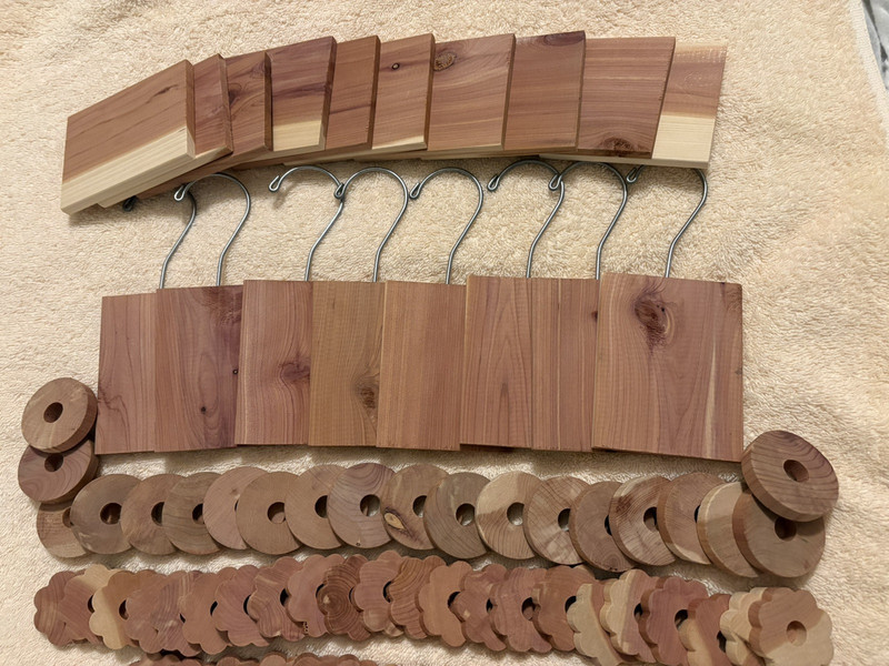 72 Pcs Cedar Hangers Disks Sachet Natural Wood Rings Butterfly Storage & Drawers