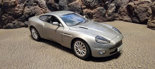Voiture Miniature Johnny Lightning 1:64 - Aston Martin Vanquish James Bond 'Die Another Day' (2002)