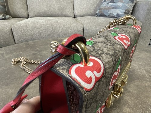 GUCCI - GG Supreme Borsa a tracolla con lucchetto APPLE 409487 - Foto 9 di 12