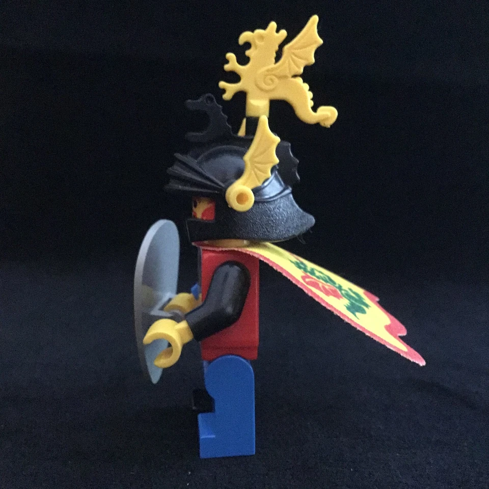 LEGO Castle Dragon Master Knight Minifigure  Yellow Plume 6082  - Image 3 of 4