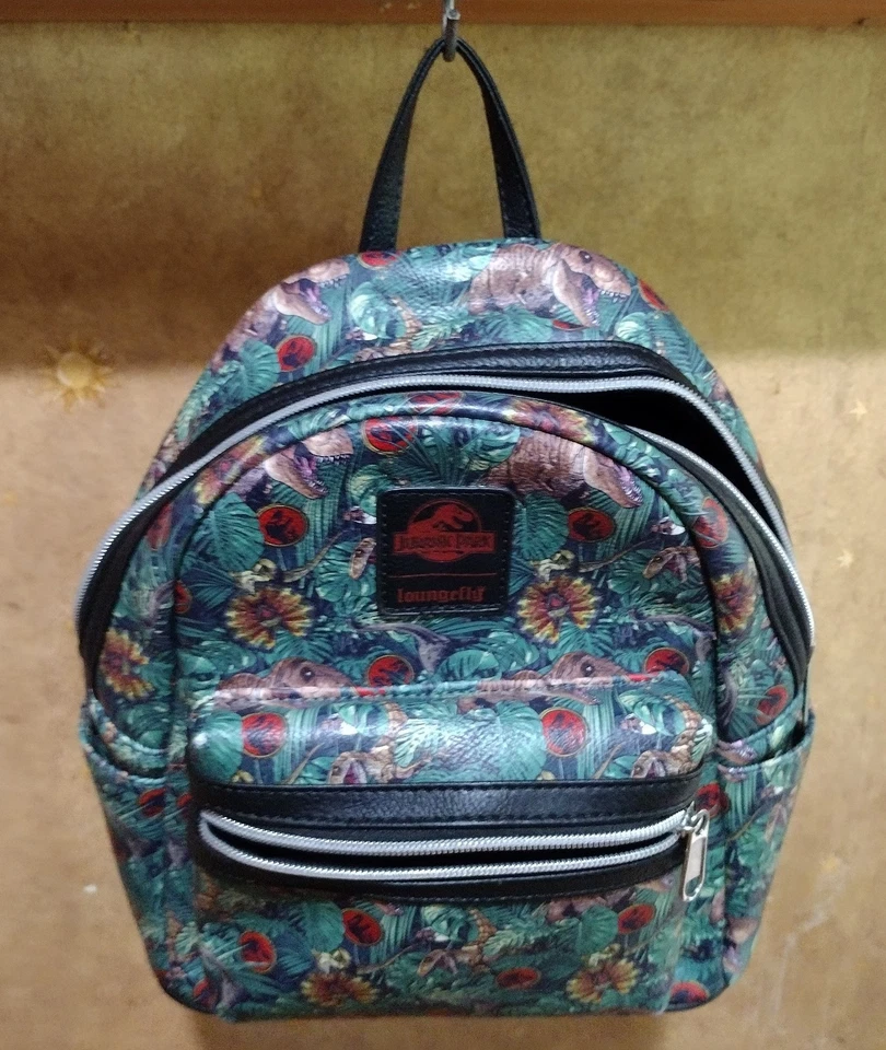 Mini mochila G2U Loungefly Jurassic Park 30th Dinosaur Jungle exclusiva de EE Foto 2 de 4