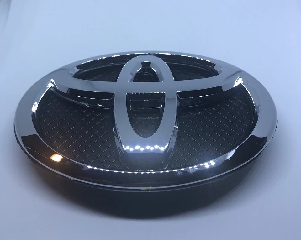 TOYOTA YARIS OEM FRONT EMBLEMS  75301-52080 FITS YARIS SEDAN 2007-2014 - Image 2 of 3