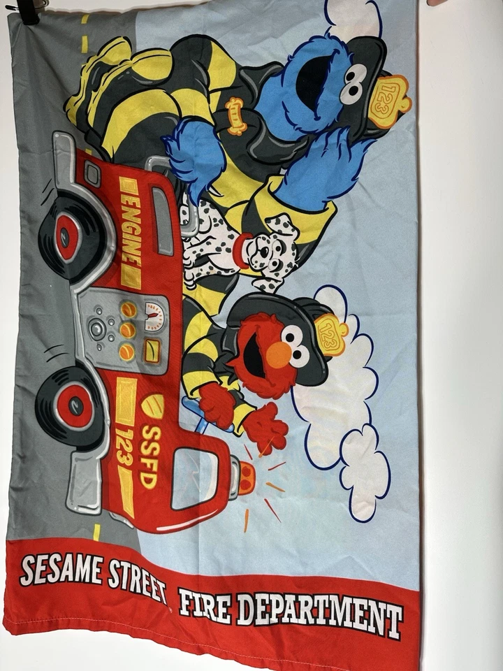 Funda de almohada y edredón de tamaño pequeño de camión de bomberos de Plaza Sésamo poco común Foto 2 de 4