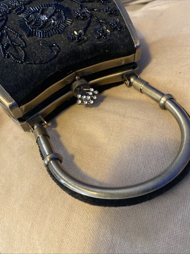 Borsa/frizione in velluto/velour nero con perline della collezione Ermo accento ottone - Foto 4 di 12