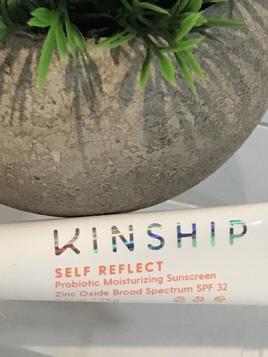 KINSHIP Selbstreflektierende probiotische feuchtigkeitsspendende Zinkoxid LSF 32 Sonnencreme 0,26 Unzen Neu - Bild 1 von 5