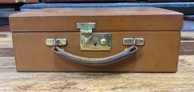 schöne Miniatur Vintage Lederkoffer Schmuckuhr Waschtischbox / Etui