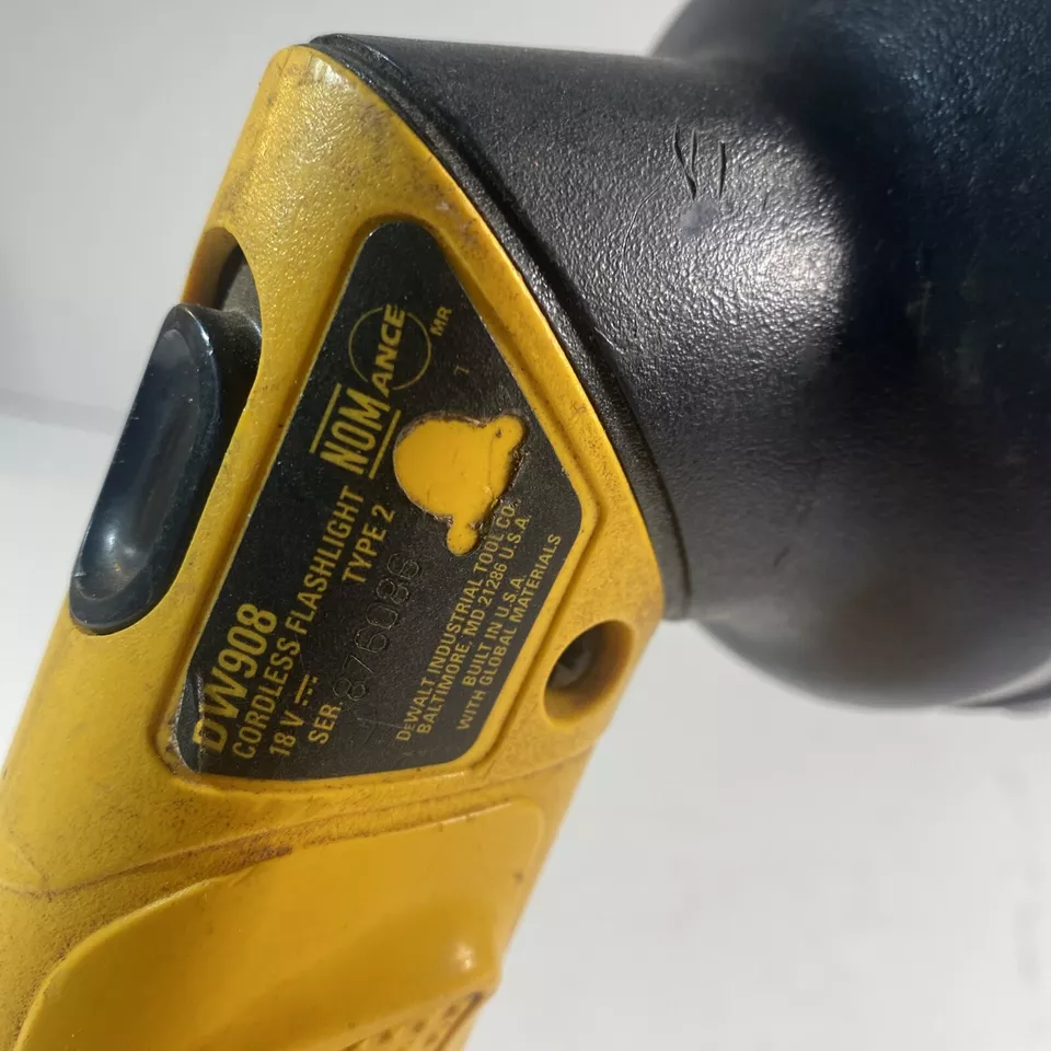 DEWALT DW908 18-Volt NiCd Pivoting Head Cordless Flashlight - Yellow - Image 2 of 4
