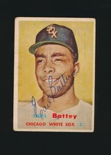 1957 Topps -#401 EARL BATTEY (Chicago White Sox) *AUTOGRAPHED* d.2003