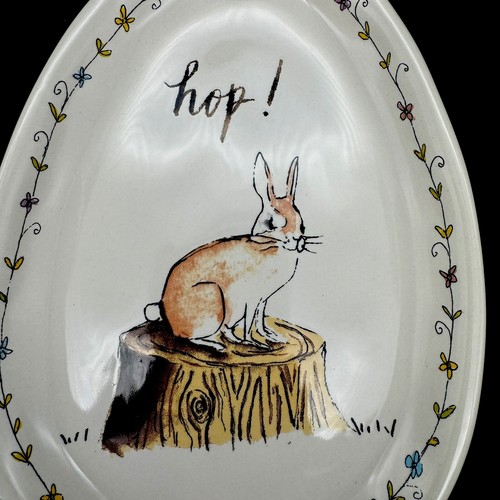 Colección Artesanal Rae Dunn Por Magenta Hop Plato en Forma de Huevo Conejo Primavera Pascua - Imagen 2 de 5