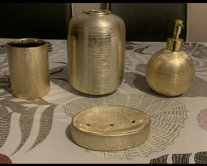 Vase et distributeur de savon en aluminium doré : le luxe durable d'un set de bain haut de gamme