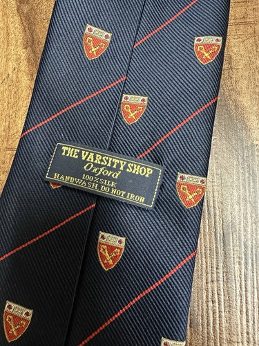 Corbata de seda The Varsity Shop azul marino con escudo Oxford - Imagen 3 de 4