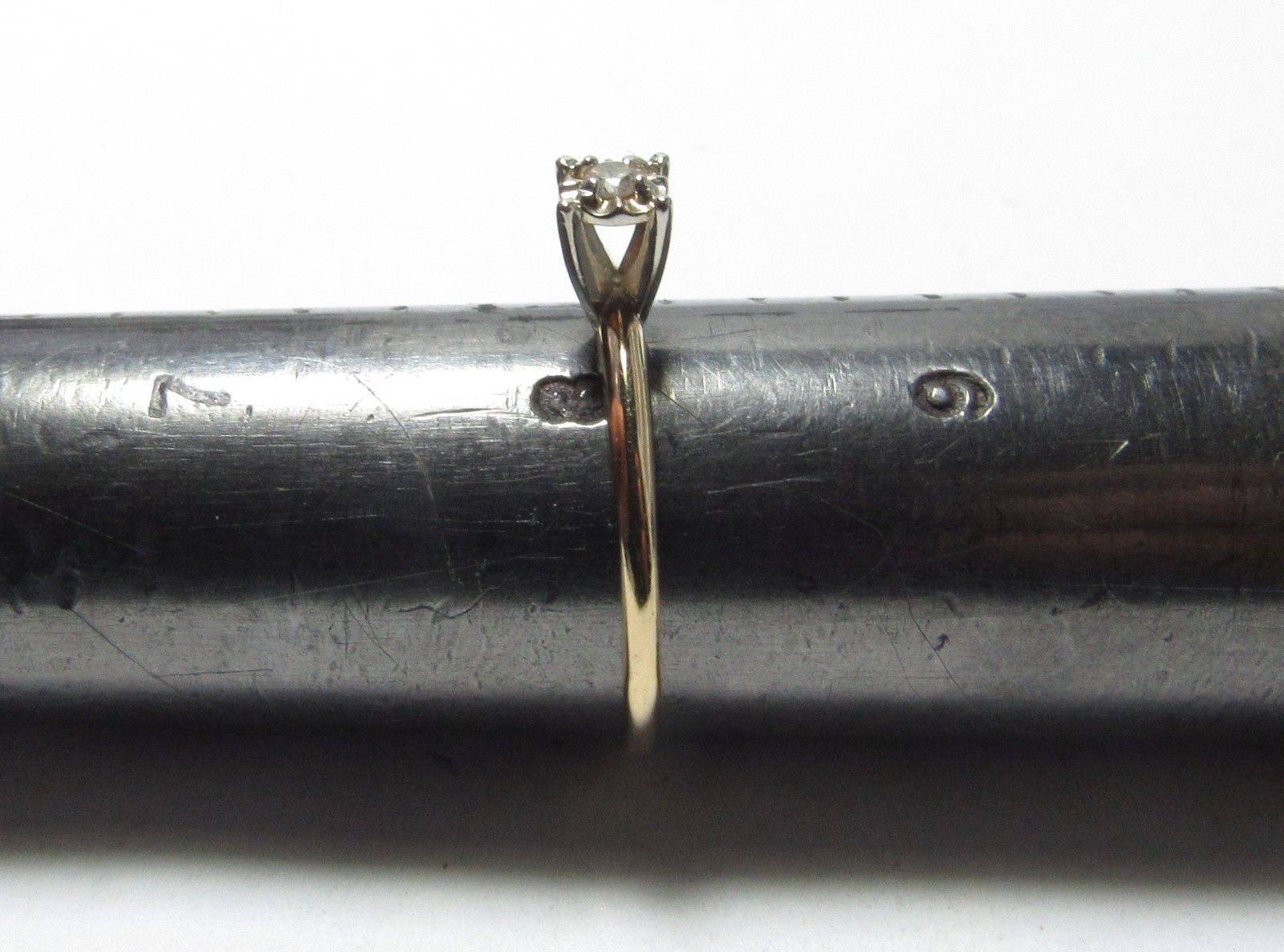 SOLID 10K GOLD SOLITAIRE RING W/ ROUND NATURAL DI… - image 2