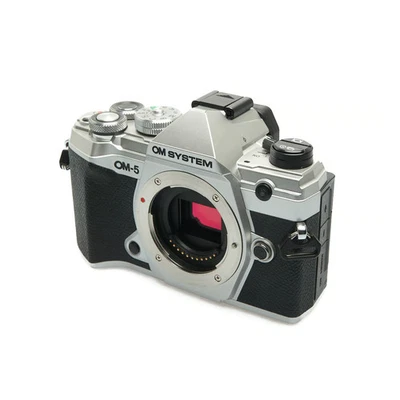 OM SYSTEM OM-5 (silber) ca. 3.000 Ausl. Kamera