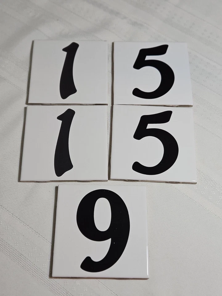 Azulejos cuadrados con números escritos en cada uno de ellos. Foto 3 de 4