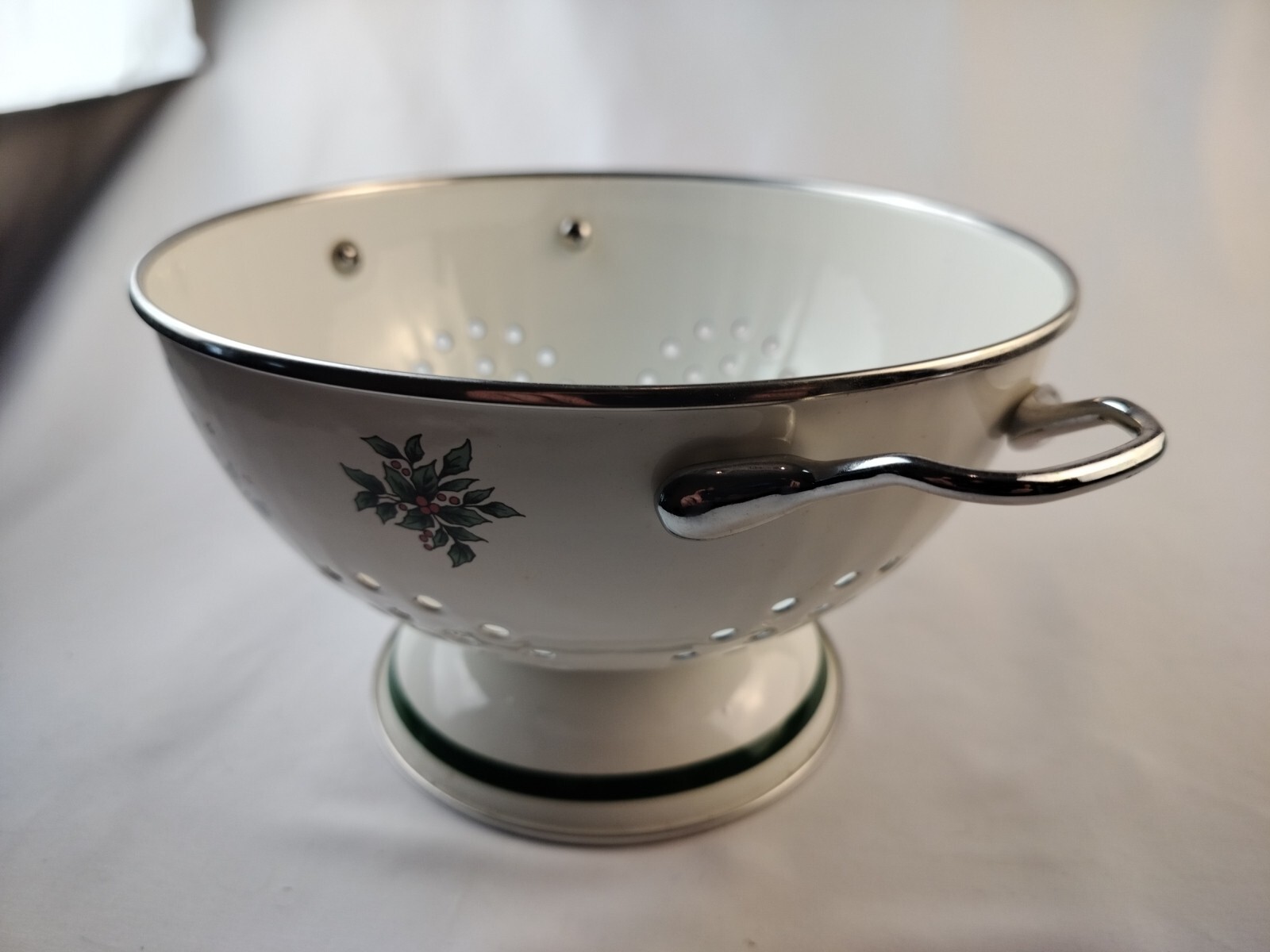 NIKKO Colander HAPPY HOLIDAYS 3 Quart NEVER USED Christmas Strainer (3c)