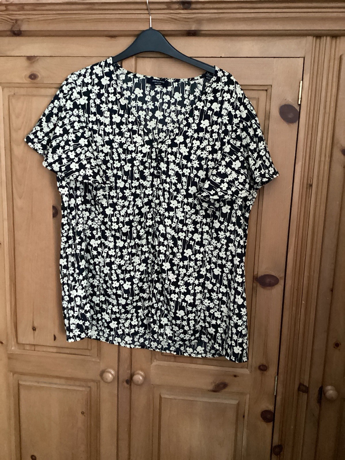 Floral Cream Black Blouse with Flutter Sleeves Size 18 Excellent Condition