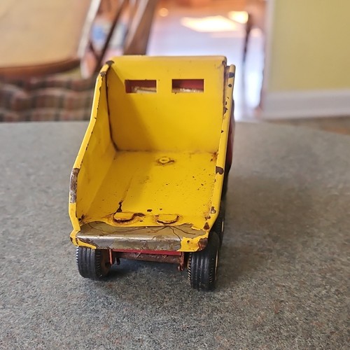 Tonka Camion con cassone ribaltabile vintage in acciaio pressato giocattolo, cabina rossa letto giallo - Foto 4 di 8
