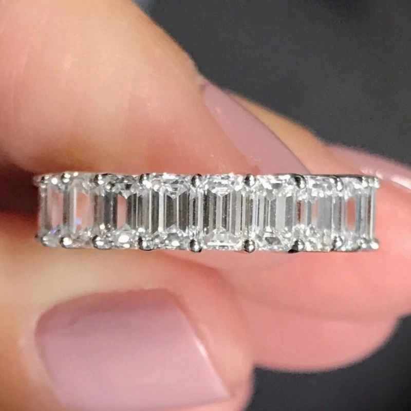 Alianza de boda de eternidad completa de moissanita corte esmeralda de 5,70 quilates enchapada en oro blanco de 14 k Foto 2 de 4