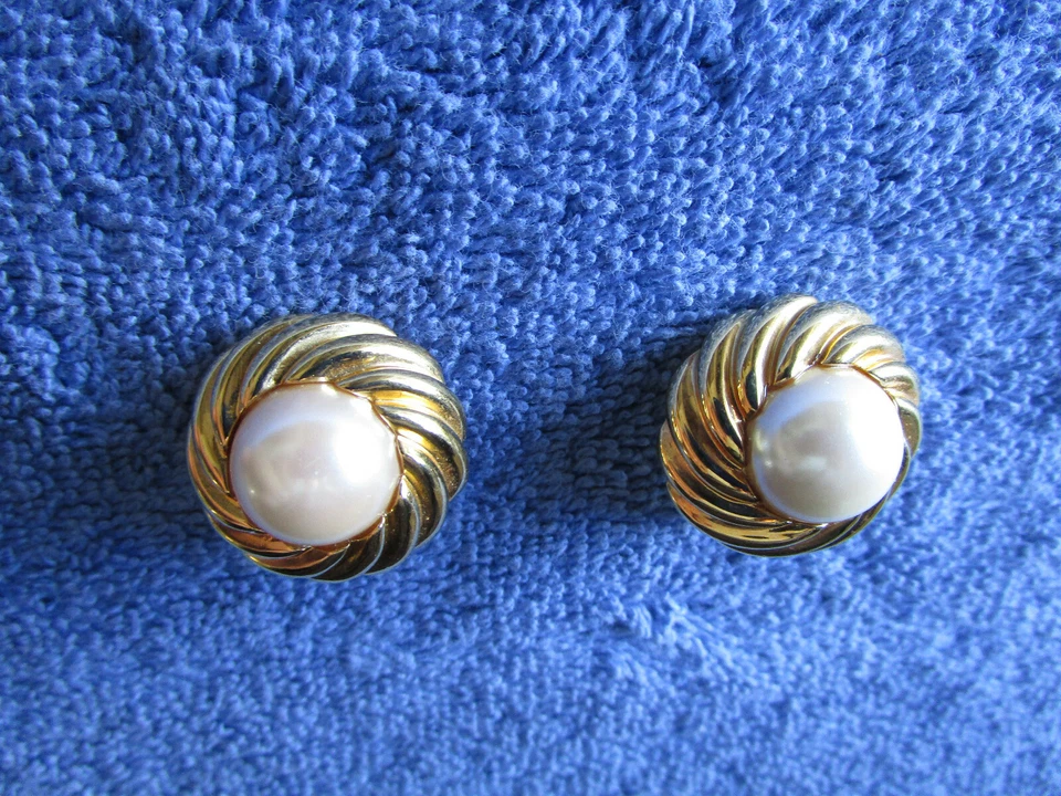 St John Clip-On Gold Tone Pearl Earrings 117-19I - Image 4 of 4