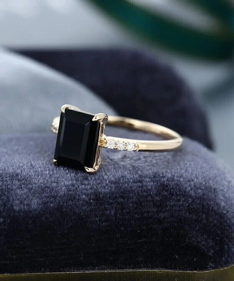 Impresionante anillo para mujer corte esmeralda diamante negro simulado enchapado en oro amarillo de 14K Foto 4 de 4