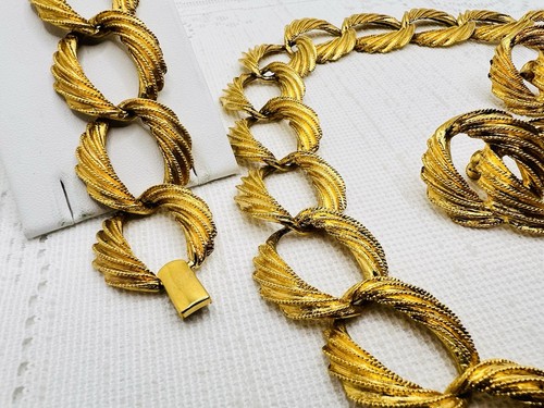 VINTAGE NAPIER NECKLACE BRACELET EARRINGS TWISTED LINKS 1970’s-80’s Movie Prop - Picture 6 of 9