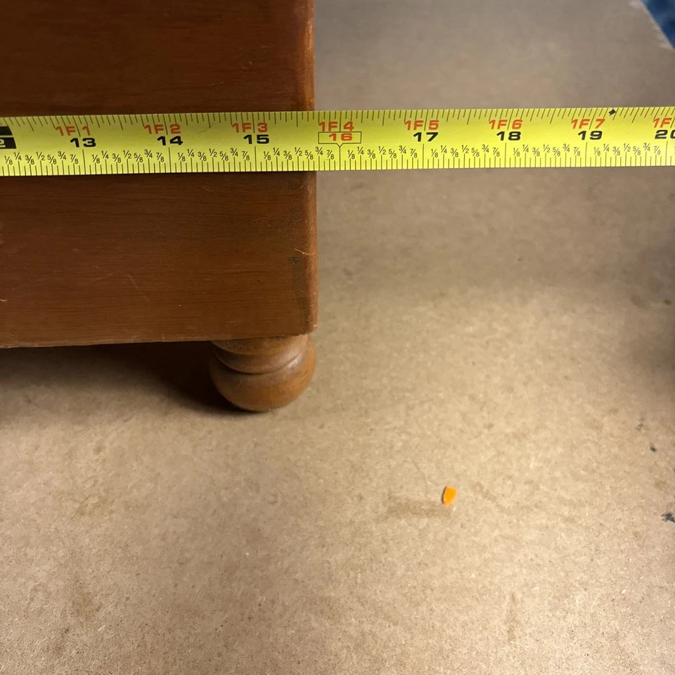 Banco reposapiés superior cubierto con punta de aguja floral de colección 15" h x 16" l x 1"5 w 1920s Foto 3 de 4