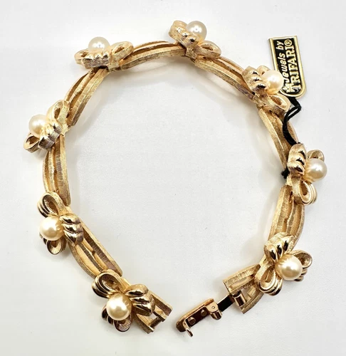 Crown Trifari Gold Tone Pearl Bow Bracelet – Vintage Costume Jewelry-New