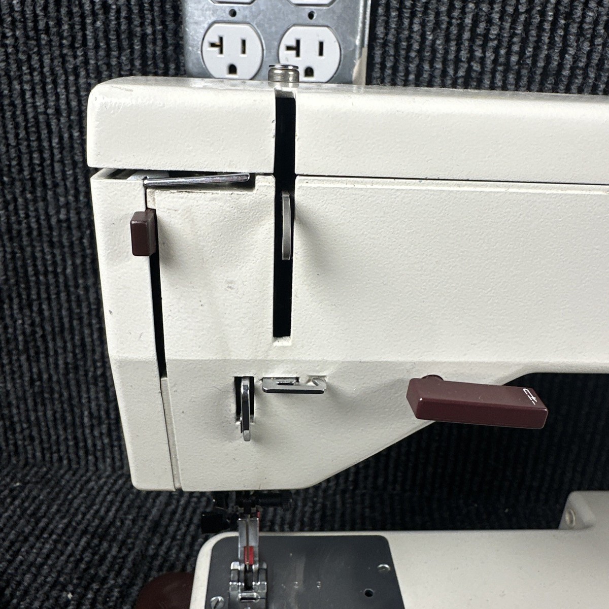 Pfaff 1217 Synchromatic Sewing Machine No foot control/accessories