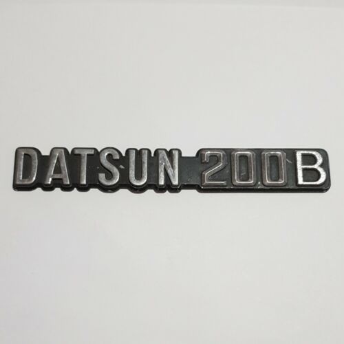 "DATSUN 200B" VINTAGE ORIGINAL PLASTIC FRONT FENDER BOOT BONNET BADGE - Afbeelding 1 van 12