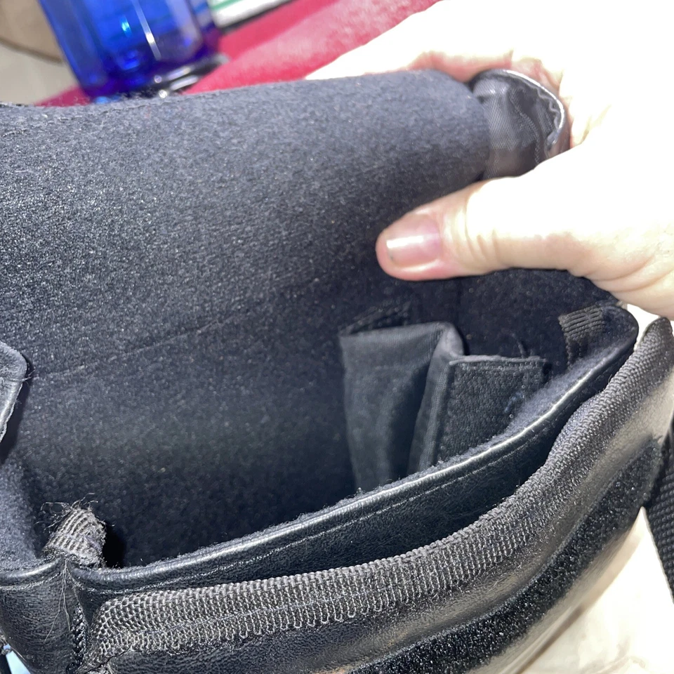 "Bolsa de accesorios para cámara o electrónica pequeña Klass negra 7 1/2 de alto 7"" de ancho" Foto 3 de 4